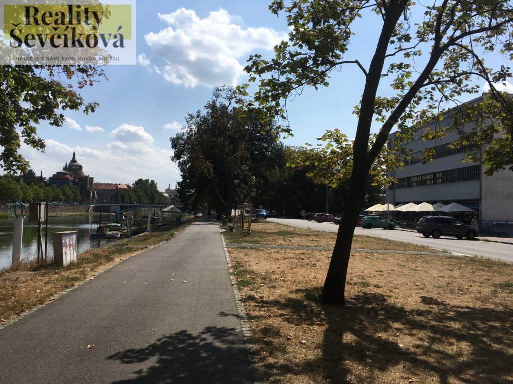 Pronájem 1+kk, 25 m2 – Smetanovo nábřeží