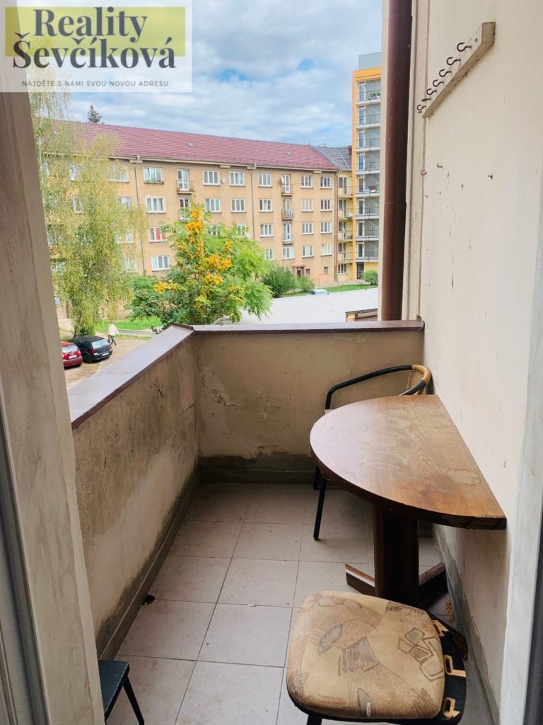 Pronájem prostorného 4+1 s balkónem, 100 m2 – Průmyslová