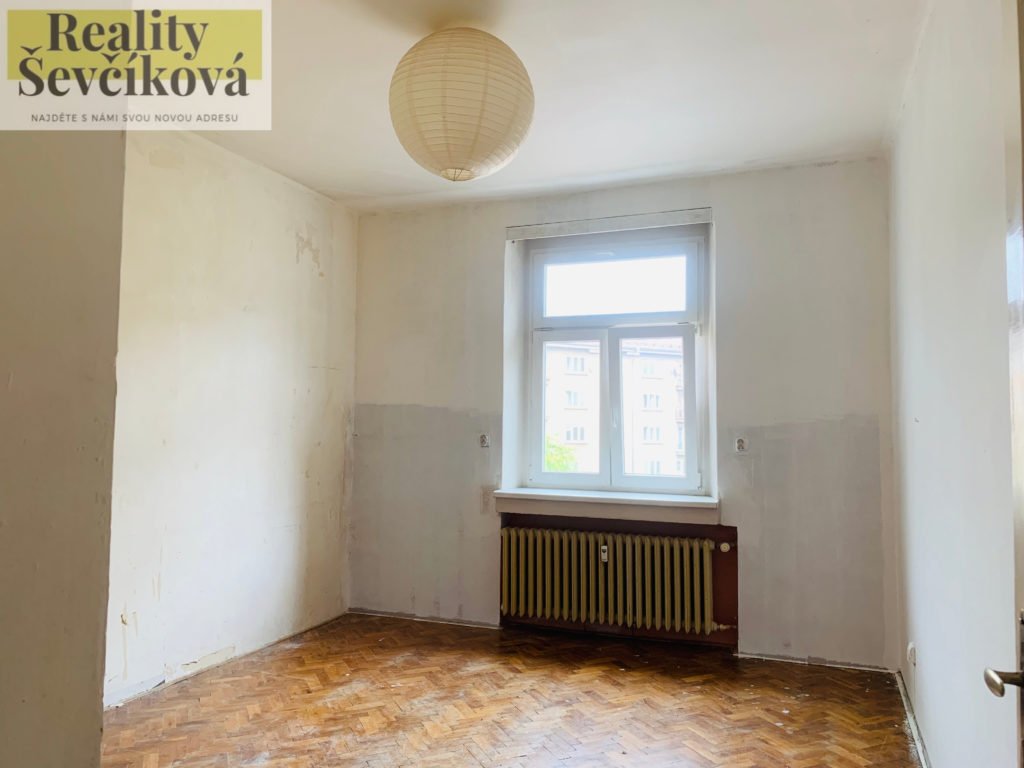 Pronájem prostorného 4+1 s balkónem, 100 m2 – Průmyslová