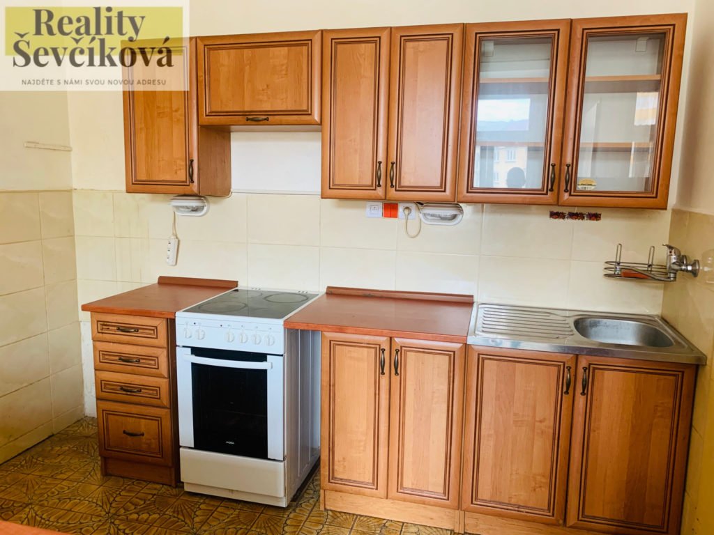 Pronájem prostorného 4+1 s balkónem, 100 m2 – Průmyslová