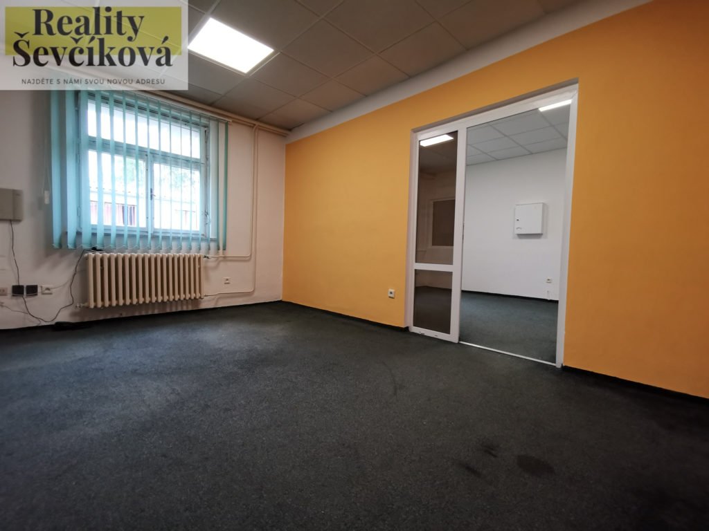 Pronájem dvou propojených kanceláří, 18 m2 – Podnikatelské centrum, ul. Bieblova