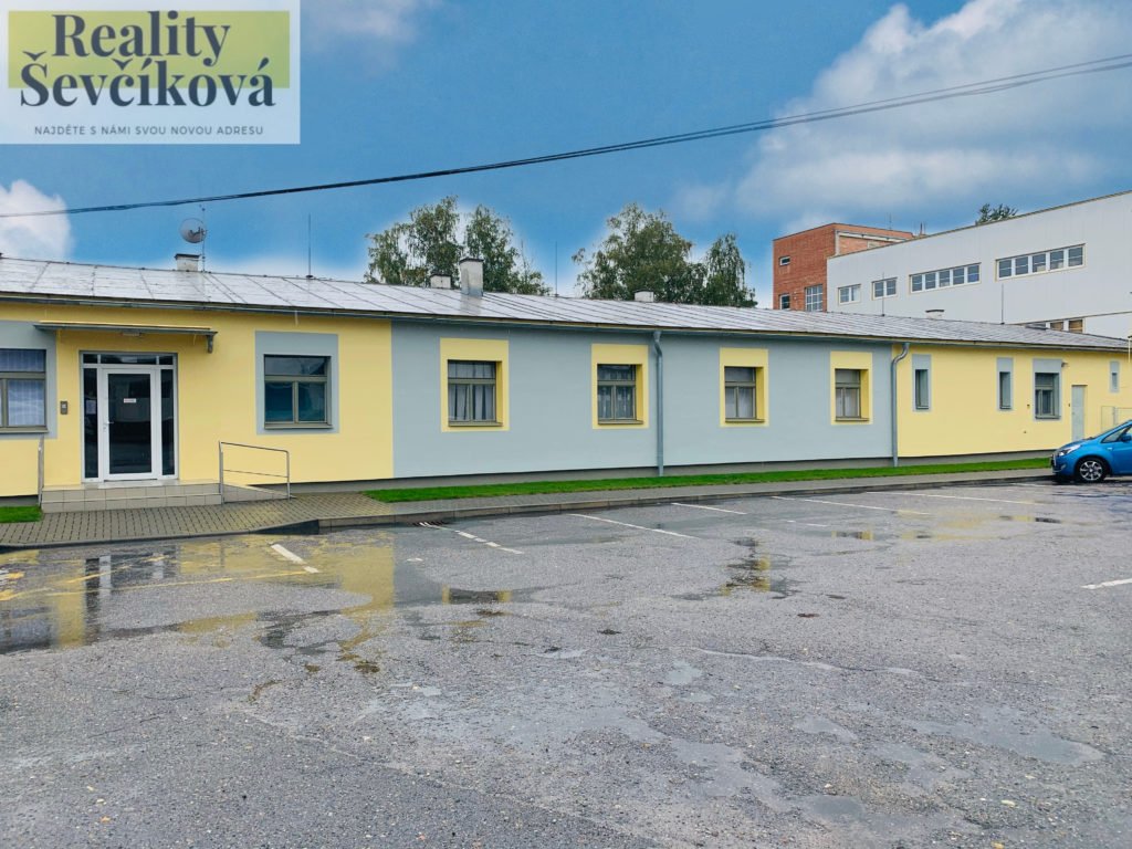 Pronájem dvou propojených kanceláří, 18 m2 – Podnikatelské centrum, ul. Bieblova