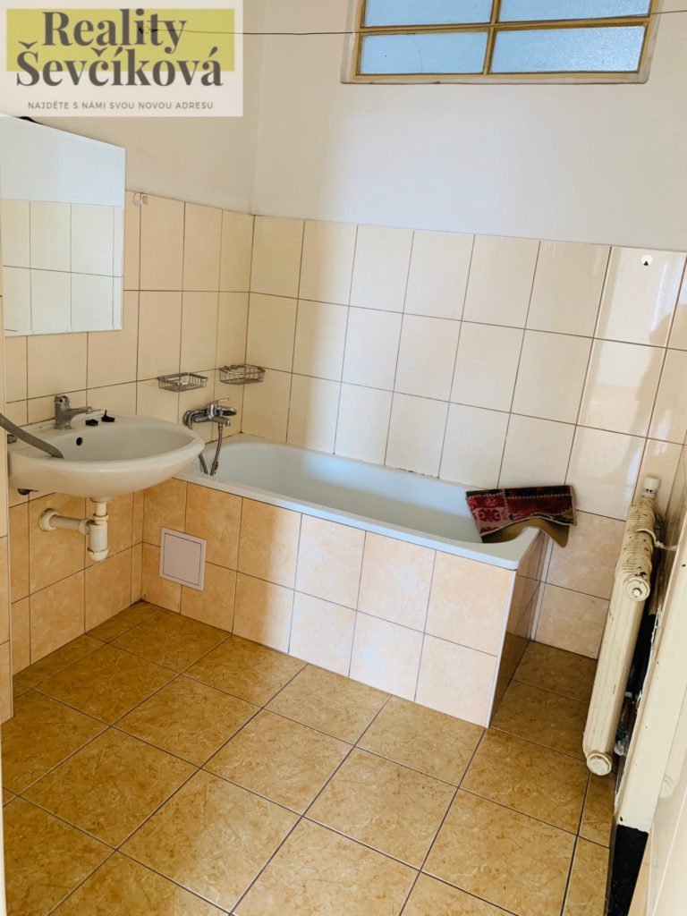 Pronájem prostorného 2+1 s balkónem, 80 m2 – Průmyslová