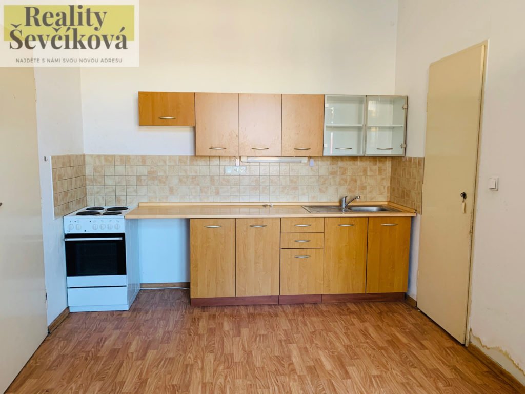 Pronájem prostorného 2+1 s balkónem, 80 m2 – Průmyslová