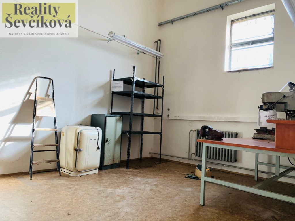 Pronájem nebytového prostoru/skladu v centru HK, 48 m2