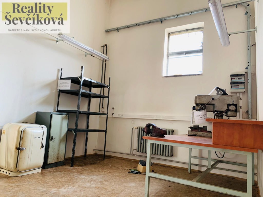 Pronájem nebytového prostoru/skladu v centru HK, 48 m2