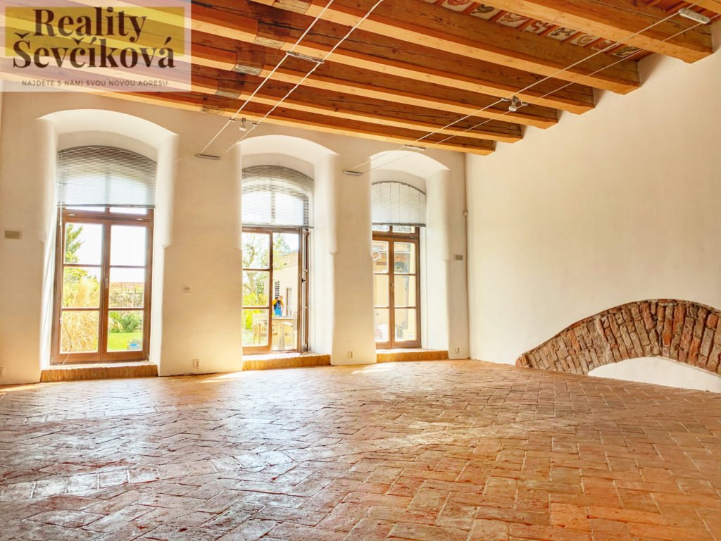 Pronájem prestižního obchodního prostoru, 135 m2 – Karla Tomana