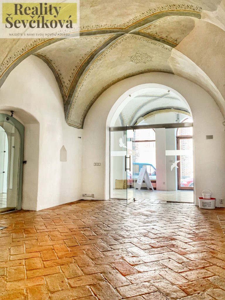 Pronájem prestižního obchodního prostoru, 135 m2 – Karla Tomana