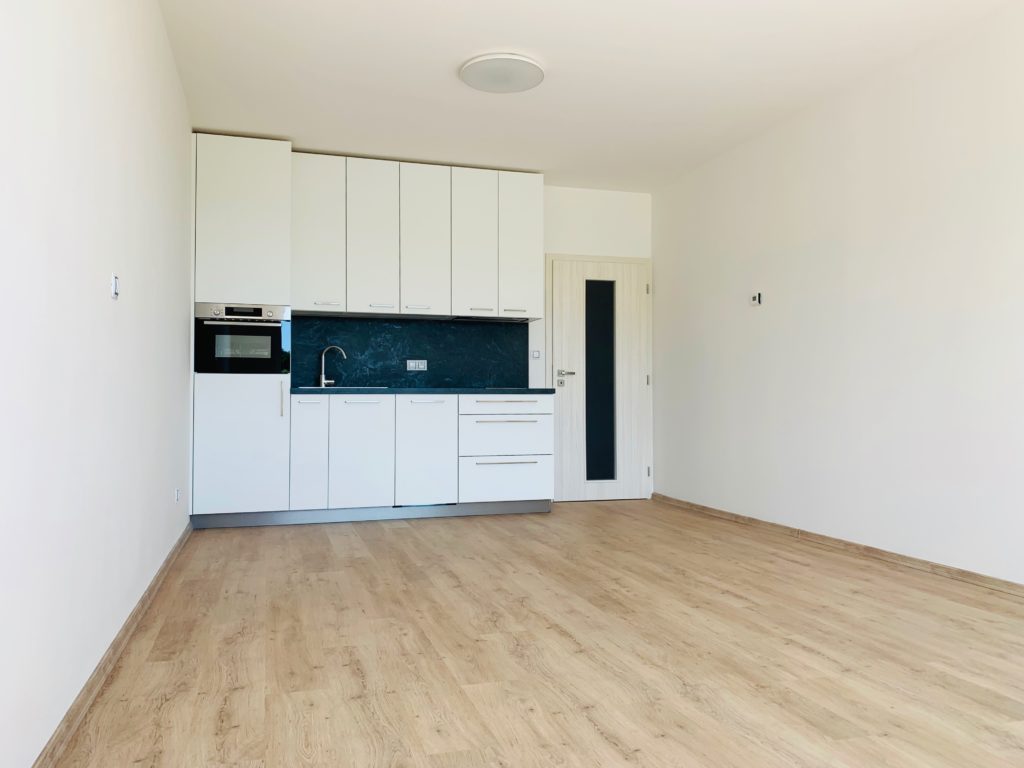 Pronájem novostavby 2+kk s lodžií, komorou a parkováním, 60 m2 – Svatojánská