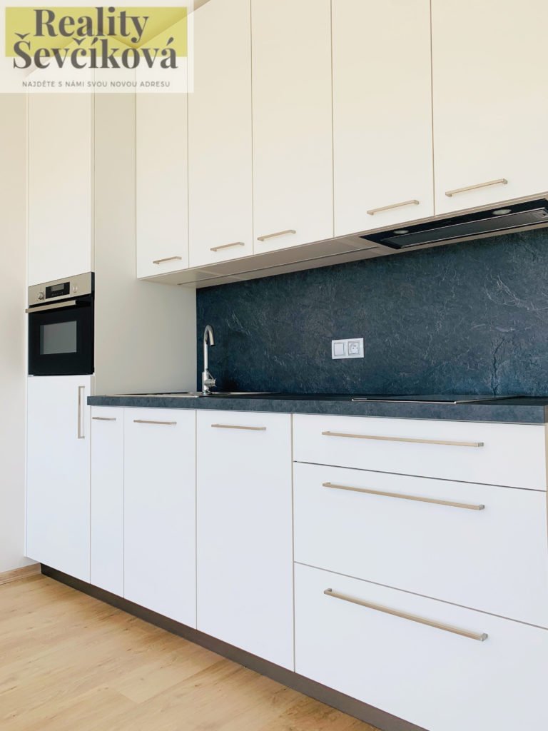 Pronájem novostavby 2+kk s lodžií, komorou a parkováním, 60 m2 – Svatojánská