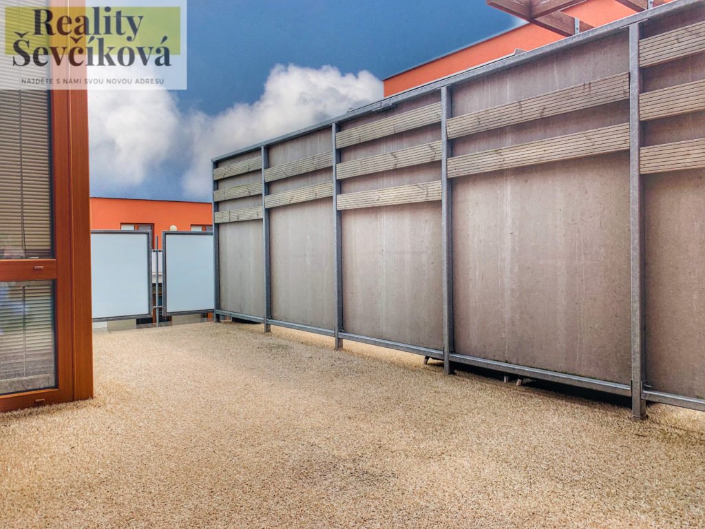 Pronájem 3+kk se dvěma terasami, klimatizací a parkováním, 74 m2 – K Meteoru