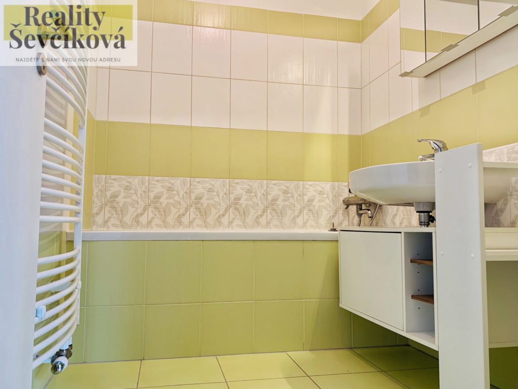 Pronájem 3+kk se dvěma terasami, klimatizací a parkováním, 74 m2 – K Meteoru