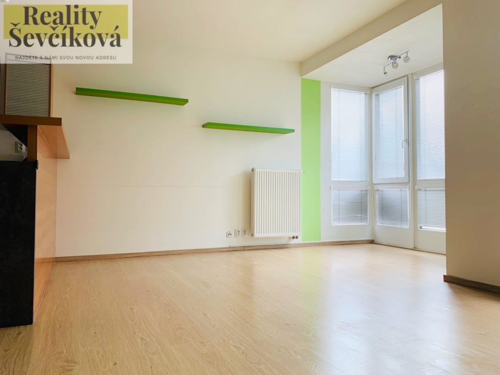 Pronájem 3+kk se dvěma terasami, klimatizací a parkováním, 74 m2 – K Meteoru