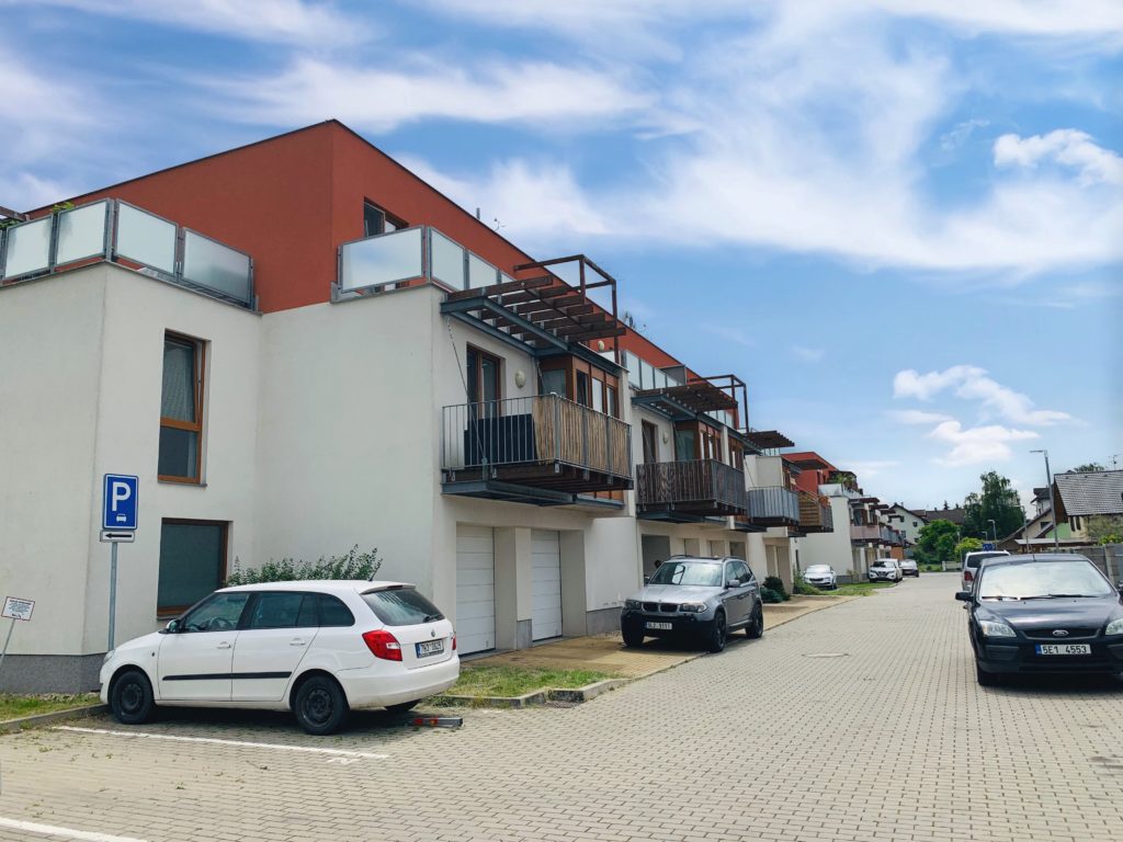 Pronájem 3+kk se dvěma terasami, klimatizací a parkováním, 74 m2 – K Meteoru