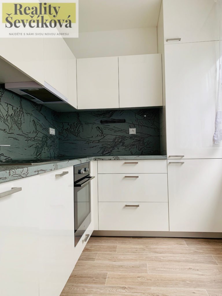 Pronájem kompletně vybaveného 2+1, 65 m2 – Štefánikova