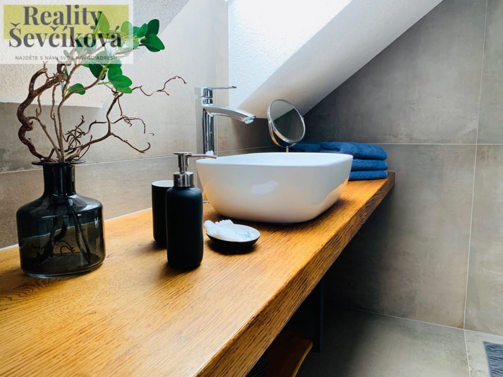 Pronájem industriálního loftu, 72 m2 s vlastní zahradou a parkováním – Pouchovská