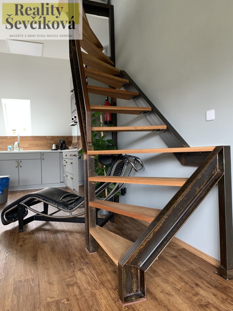 Pronájem industriálního loftu, 72 m2 s vlastní zahradou a parkováním – Pouchovská