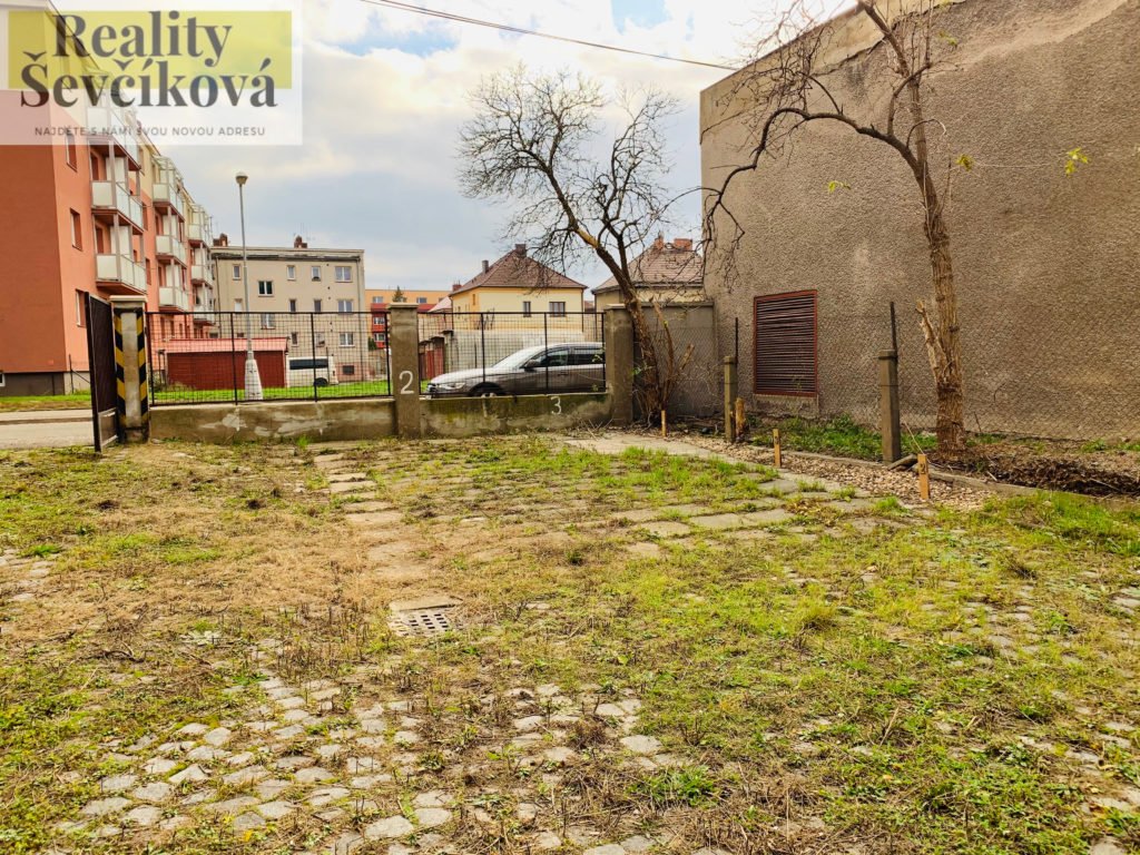 Prodej manipulační plochy se dvěma garážemi v širším centru HK, 225 m2 – Vocelova