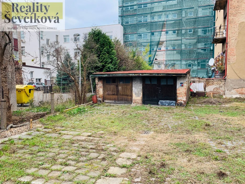 Prodej manipulační plochy se dvěma garážemi v širším centru HK, 225 m2 – Vocelova