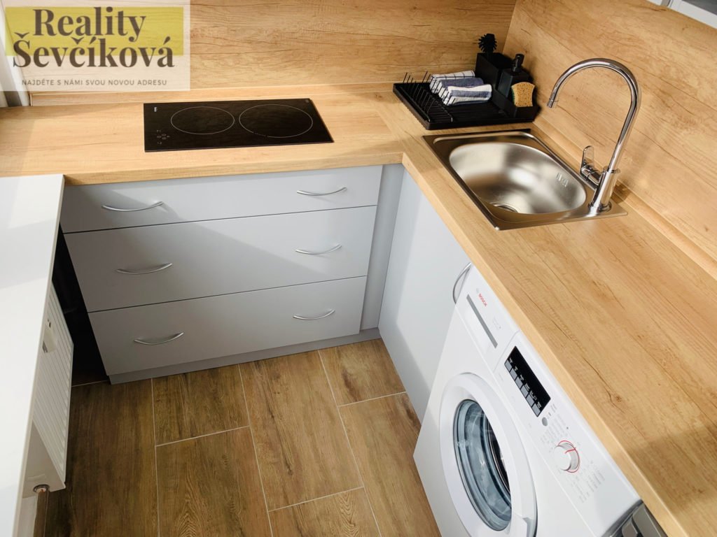 Prodej kompletně zařízeného 1+kk po rekonstrukci, 27 m2 – Polní