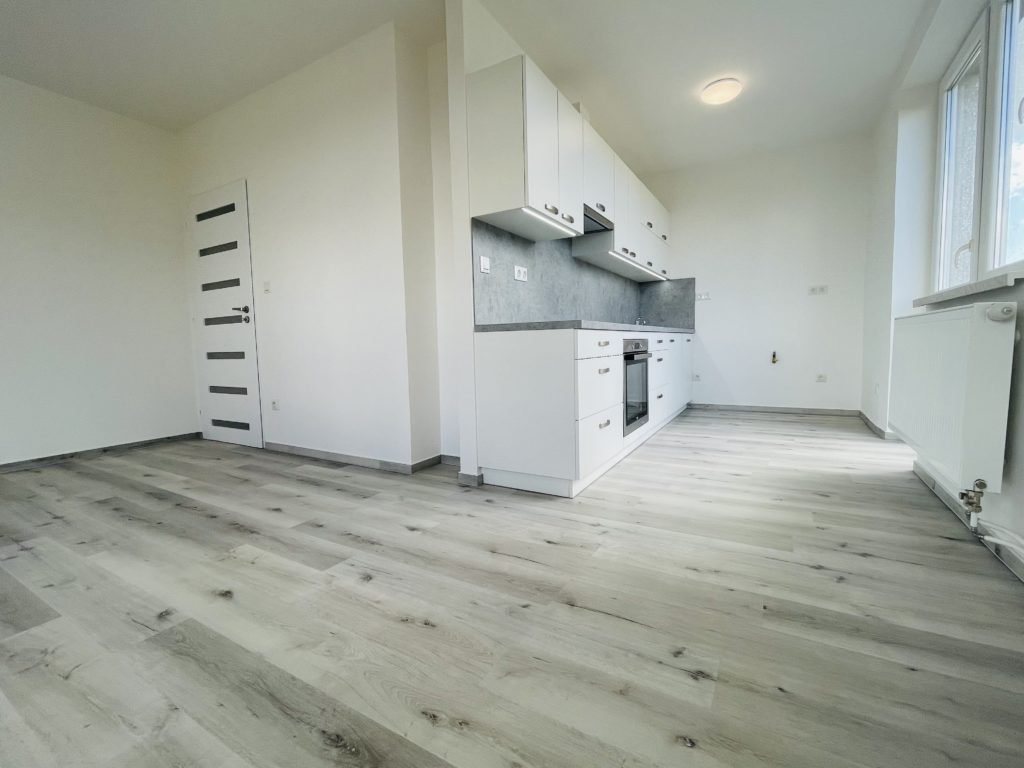 Pronájem 3+kk po rekonstrukci se dvěma balkóny a garáží – Jabloňová