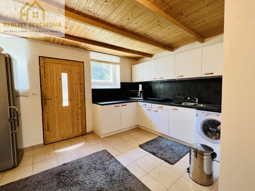 Pronájem zařízeného 2+kk se zahrádkou a parkováním, Libišany