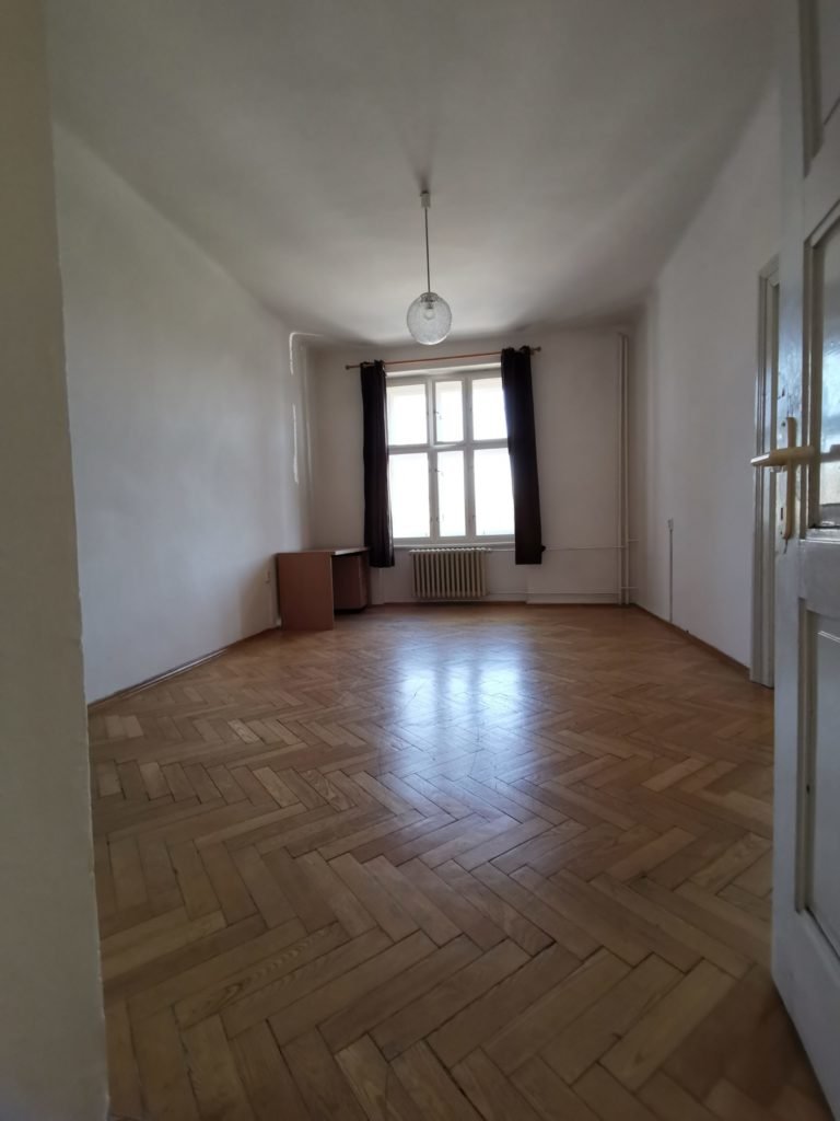 Pronájem prostorného 2+1 s balkónem a komorou, 88 m2 – Smetanovo nábřeží