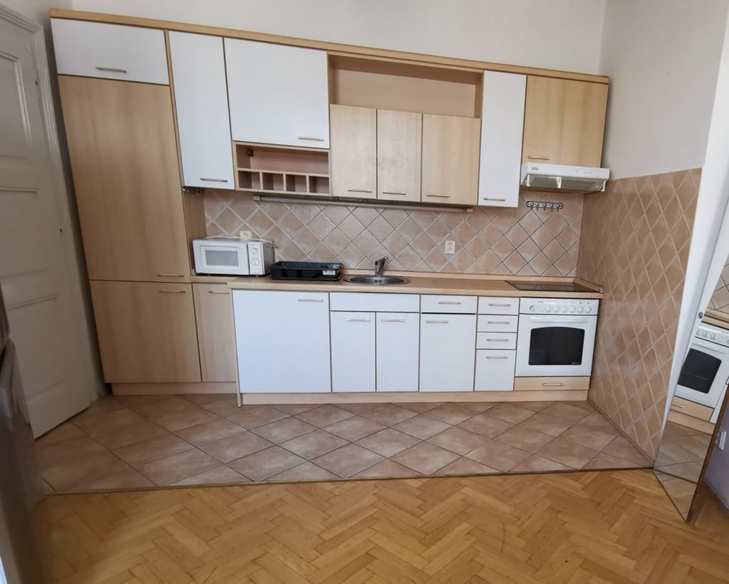 Pronájem prostorného 2+1 s balkónem a komorou, 88 m2 – Smetanovo nábřeží