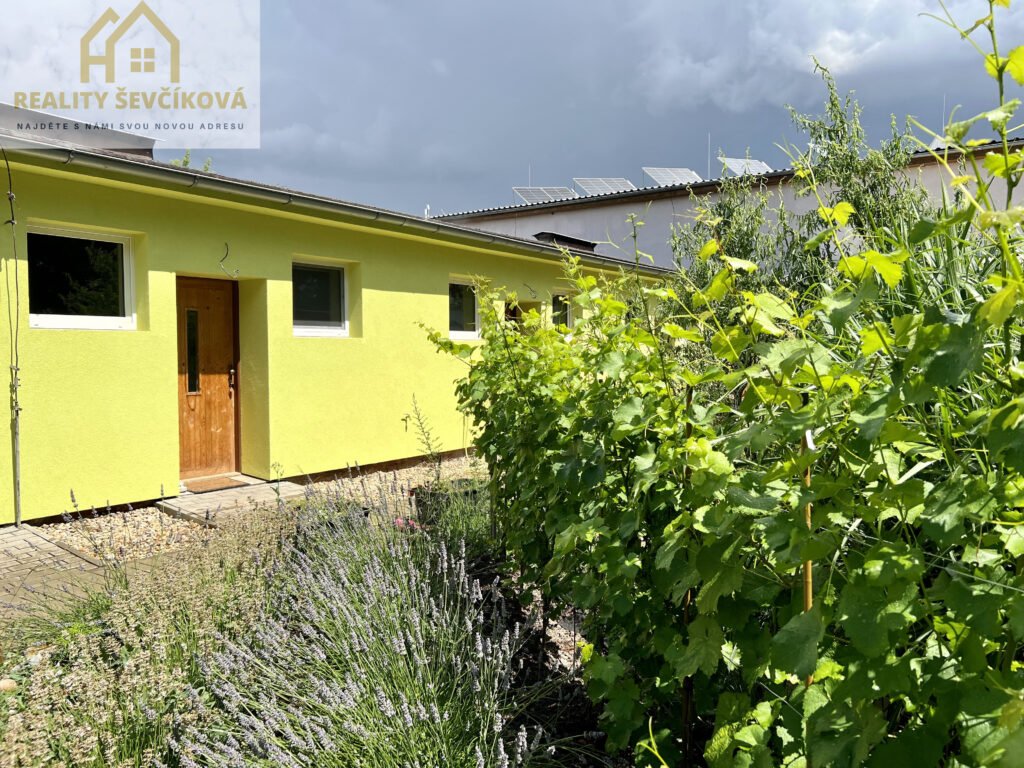 Pronájem 2+kk se zahrádkou a parkováním, 40 m2 – Libišany