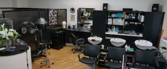 Pronájem vybaveného kadeřnického salónu, 53 m2 – Škroupova