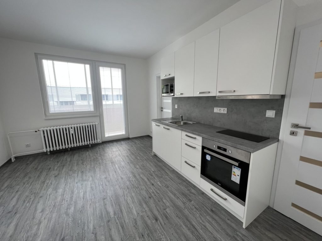 Pronájem 2+kk po rekonstrukci s balkónem, 40 m2 – Truhlářská