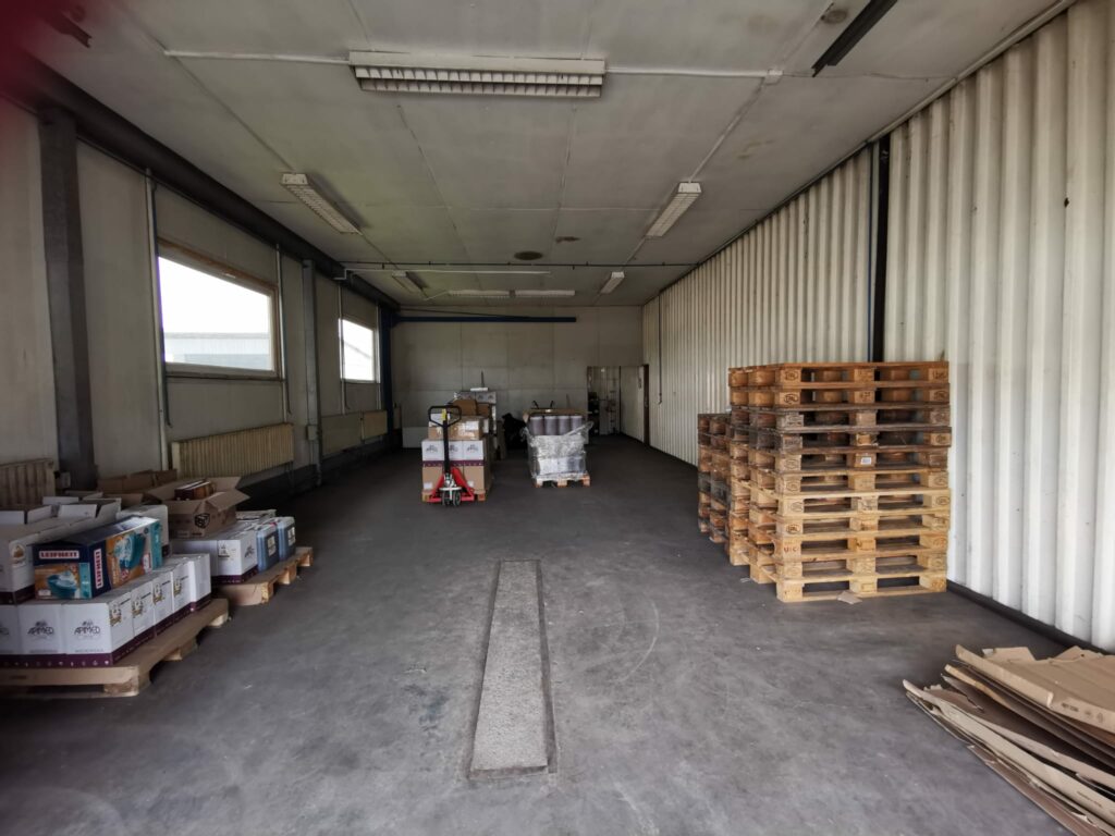 Pronájem skladu 120 m2 + 120 m2 zpevněné plochy – Vlčkovická, Hradec Králové