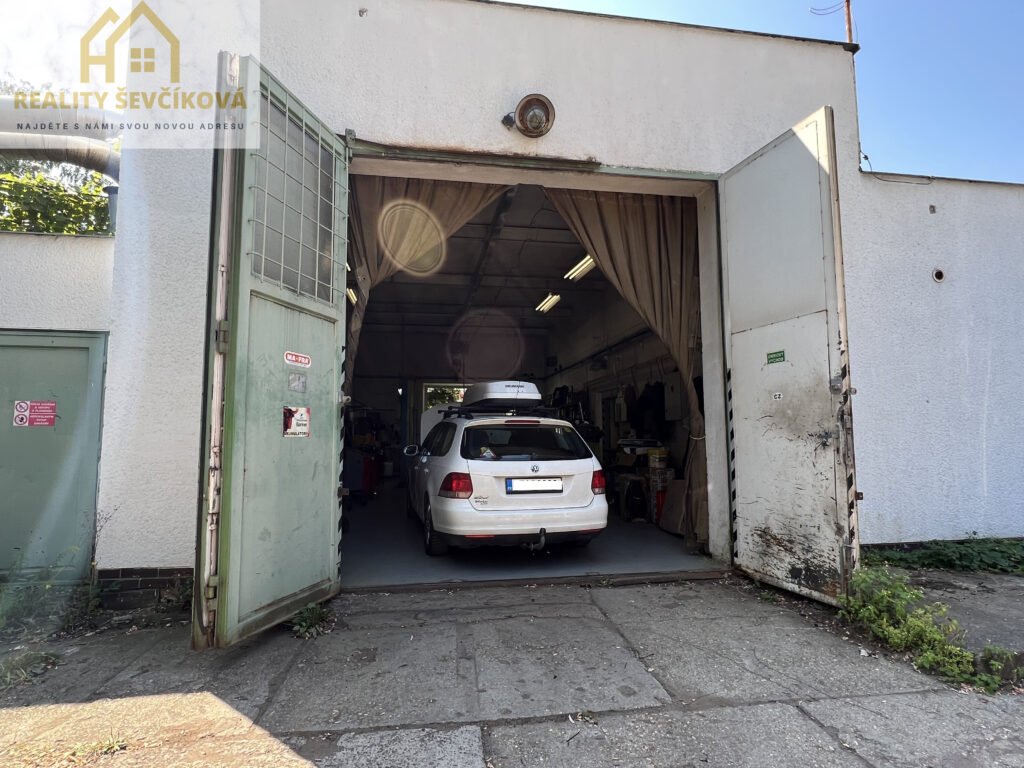 Pronájem komerčního objektu, 900 m2 – Panelová, Hradec Králové