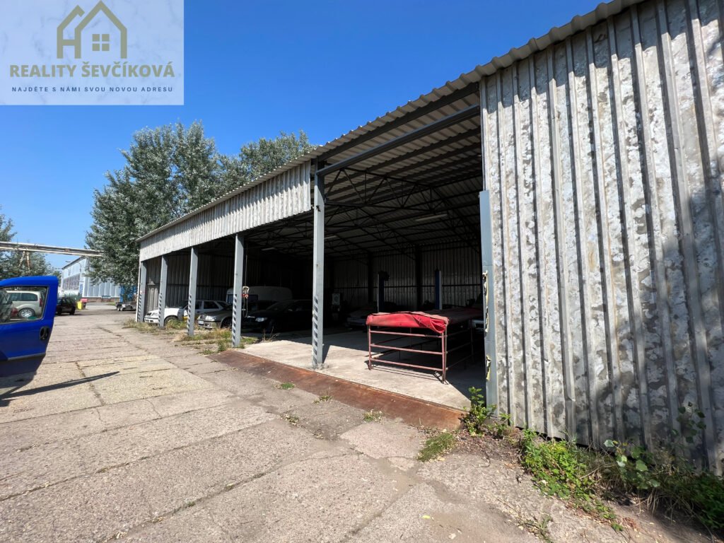 Pronájem komerčního objektu, 900 m2 – Panelová, Hradec Králové