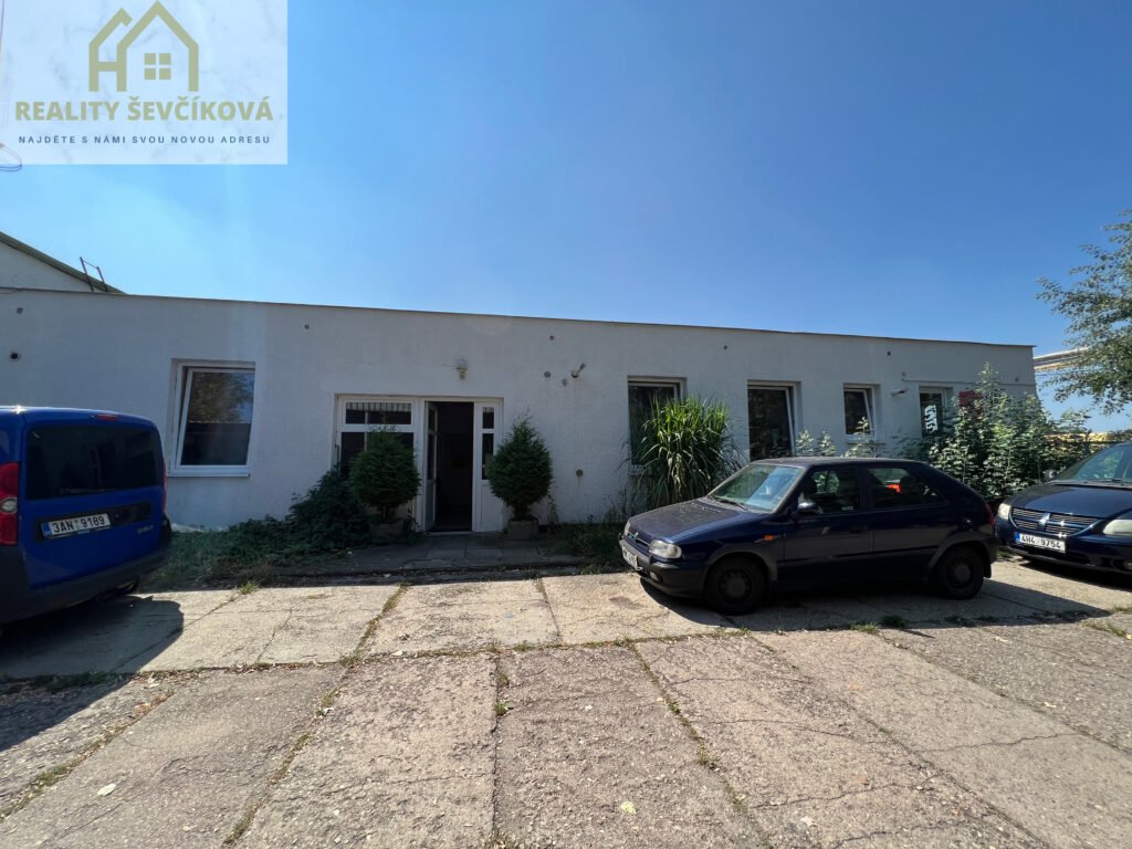 Pronájem komerčního objektu, 900 m2 – Panelová, Hradec Králové