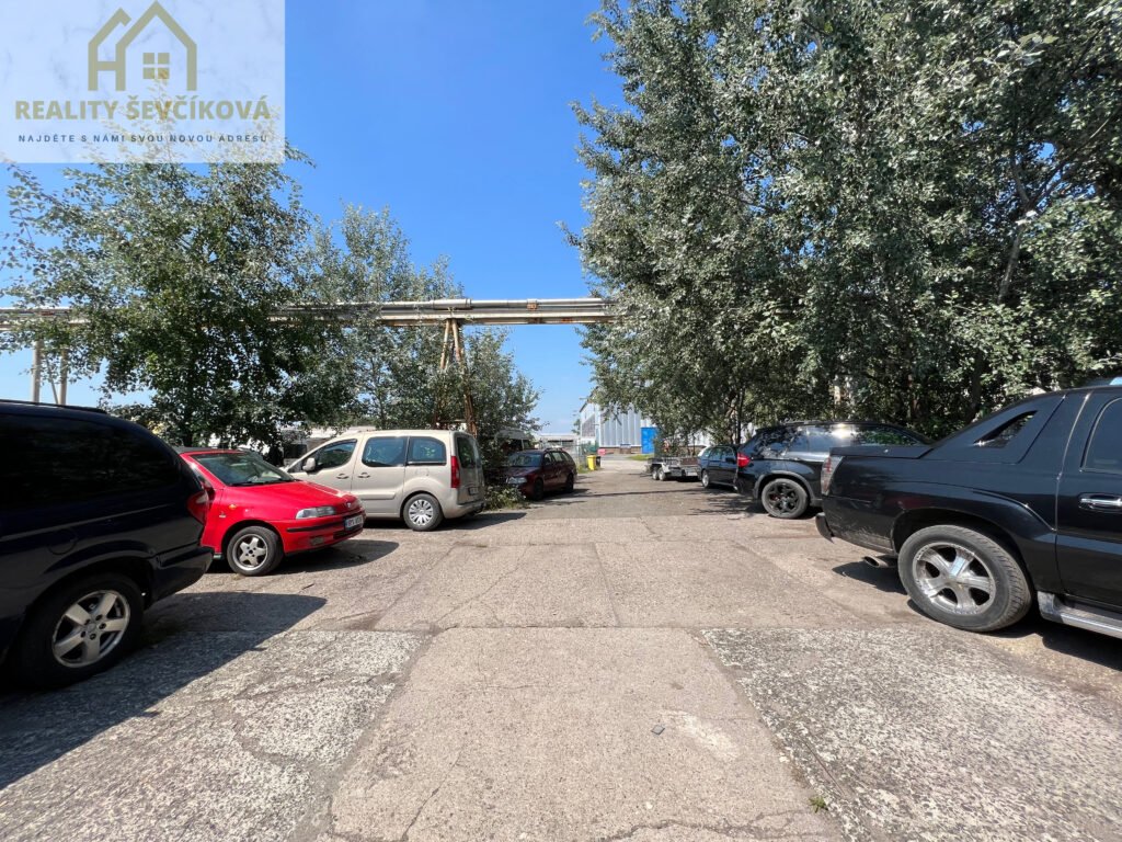 Pronájem komerčního objektu, 900 m2 – Panelová, Hradec Králové