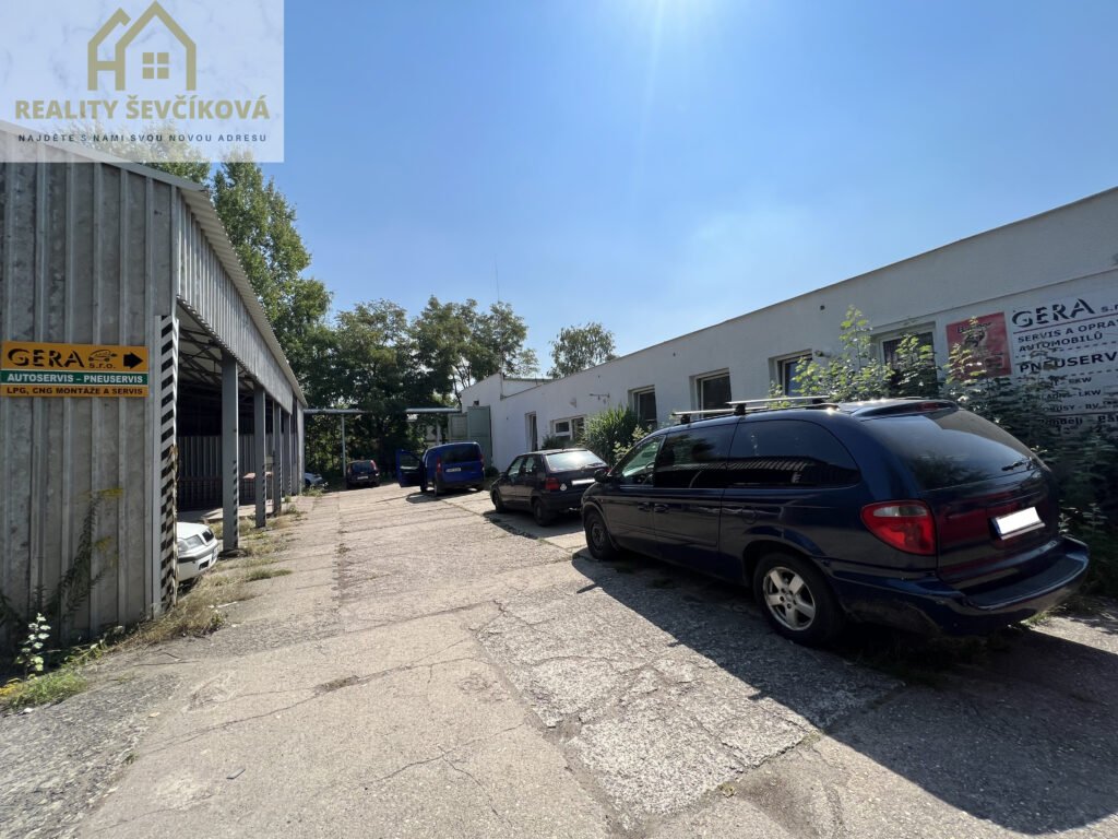 Pronájem komerčního objektu, 900 m2 – Panelová, Hradec Králové