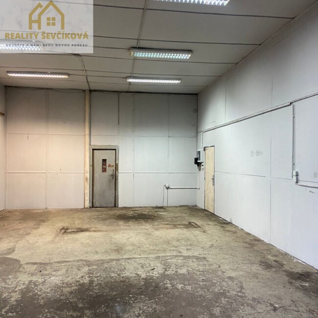 Pronájem skladu/dílny, 70 m2 + 230 m2 plochy – Vlčkovická