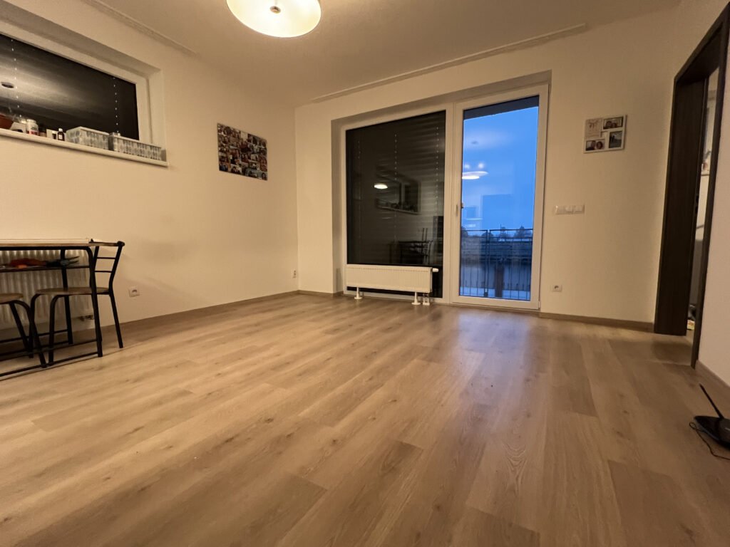 Pronájem novostavby 2+kk s balkónem, komorou a parkovacím stáním, 51 m2 – Antonína Petrofa