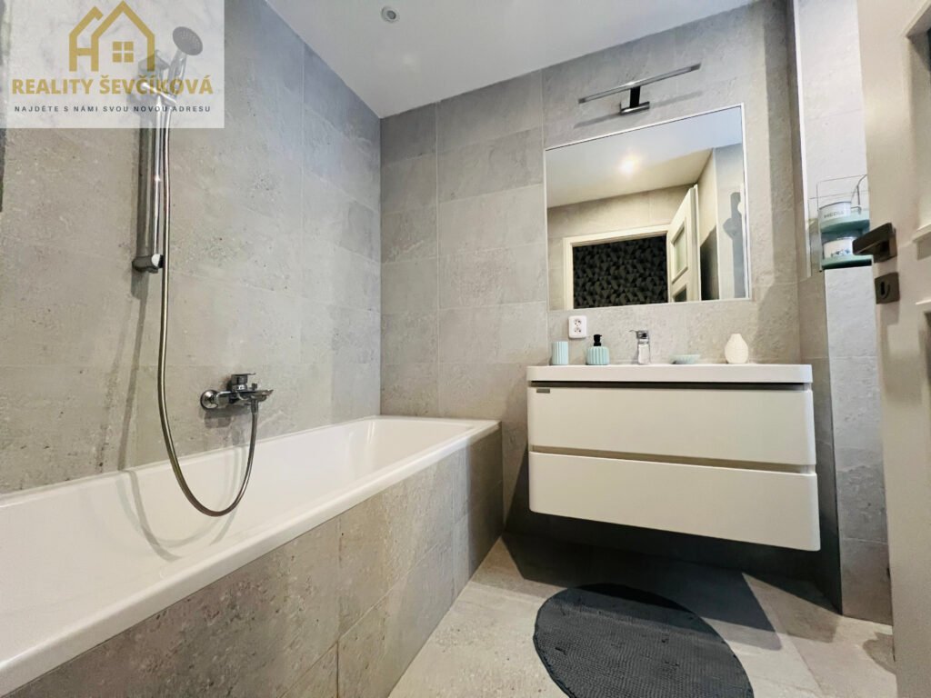 Pronájem kompletně zařízeného 2+1 po rekonstrukci, 54 m2 – Na Střezině