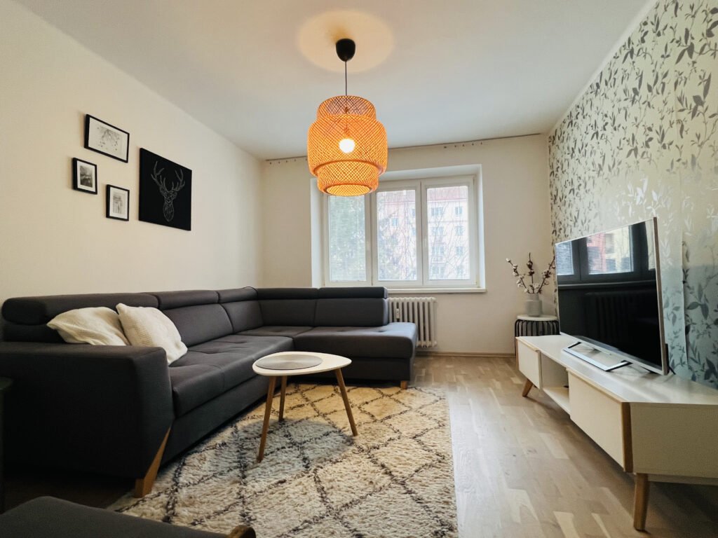 Pronájem kompletně zařízeného 2+1 po rekonstrukci, 54 m2 – Na Střezině