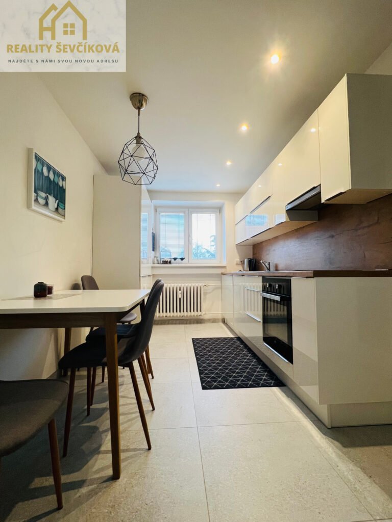 Pronájem kompletně zařízeného 2+1 po rekonstrukci, 54 m2 – Na Střezině
