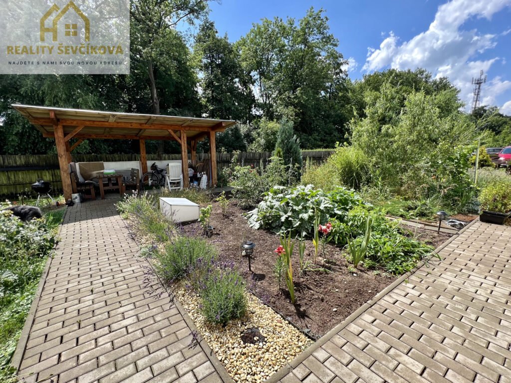 Pronájem zařízeného 2+kk se zahrádkou a parkováním, Libišany