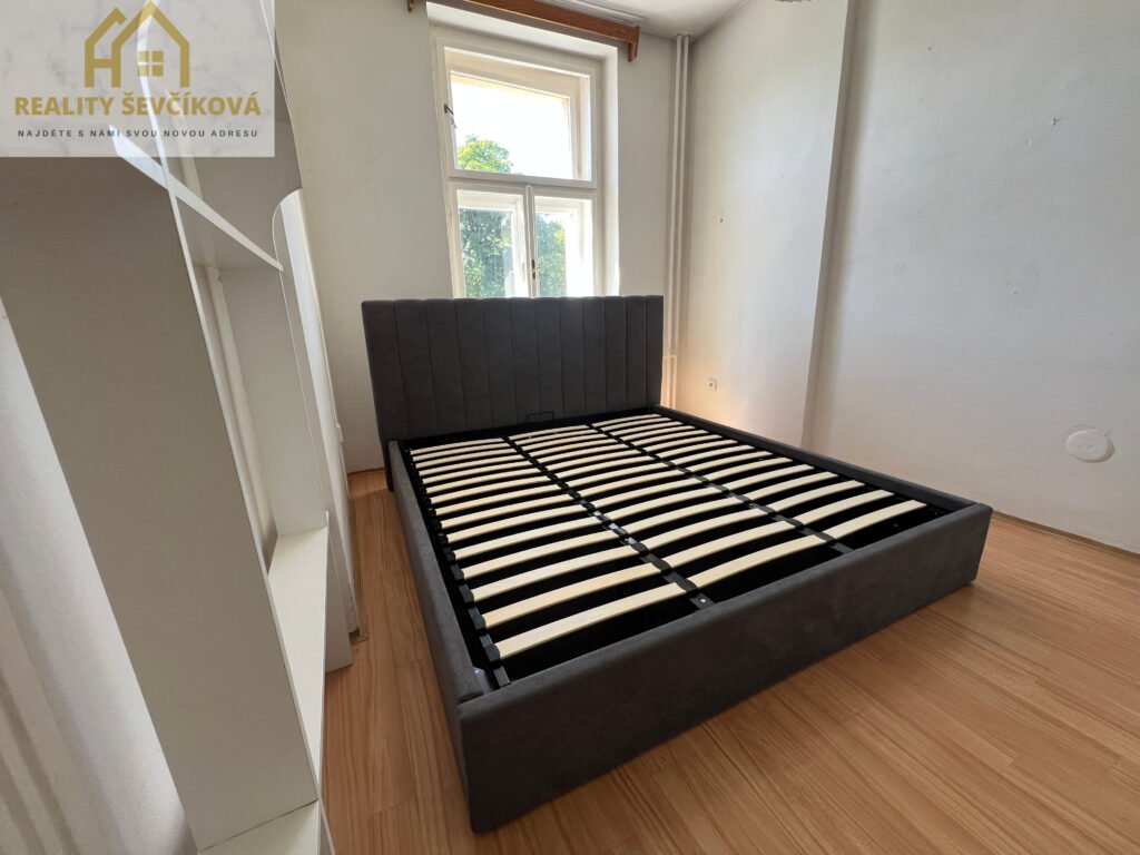 Pronájem zařízeného 2+kk s balkónem, 60m2 – Smetanovo nábřeží