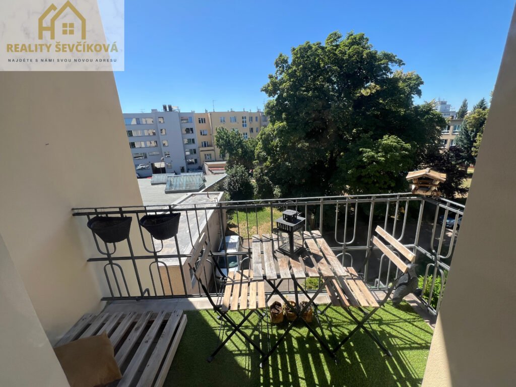 Pronájem zařízeného 2+kk s balkónem, 60m2 – Smetanovo nábřeží