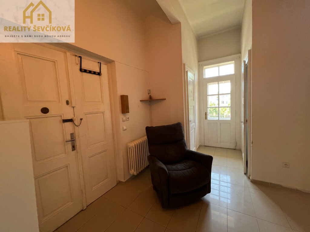 Pronájem zařízeného 2+kk s balkónem, 60m2 – Smetanovo nábřeží