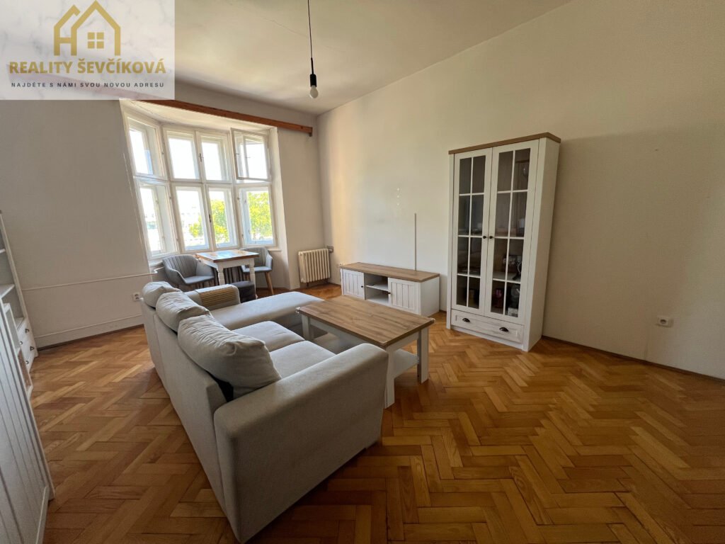 Pronájem zařízeného 2+kk s balkónem, 60m2 – Smetanovo nábřeží