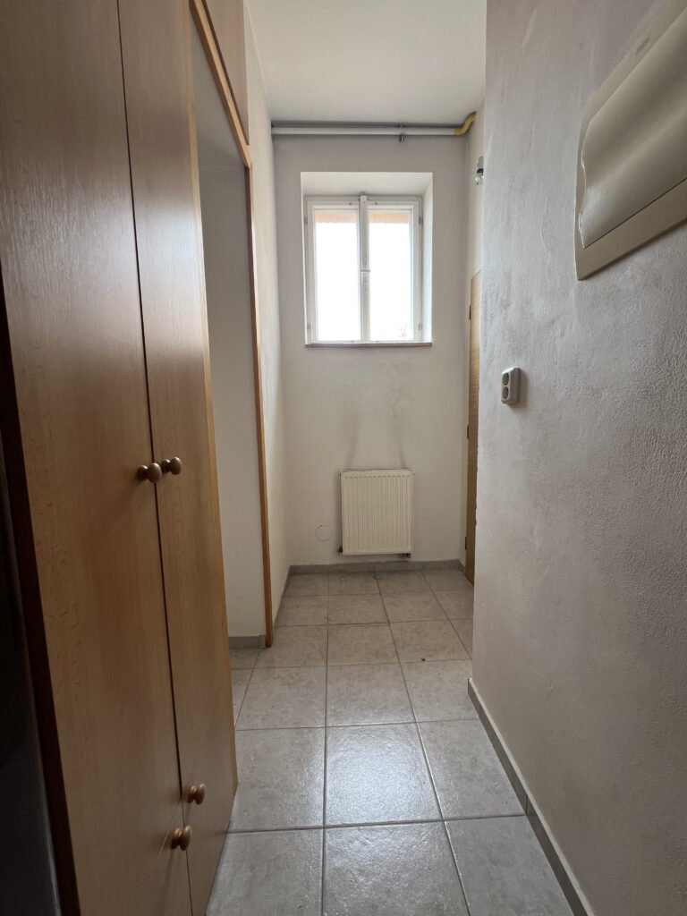 Pronájem vybaveného bytu 1+kk, 20 m² – Dukelská třída, Hradec Králové