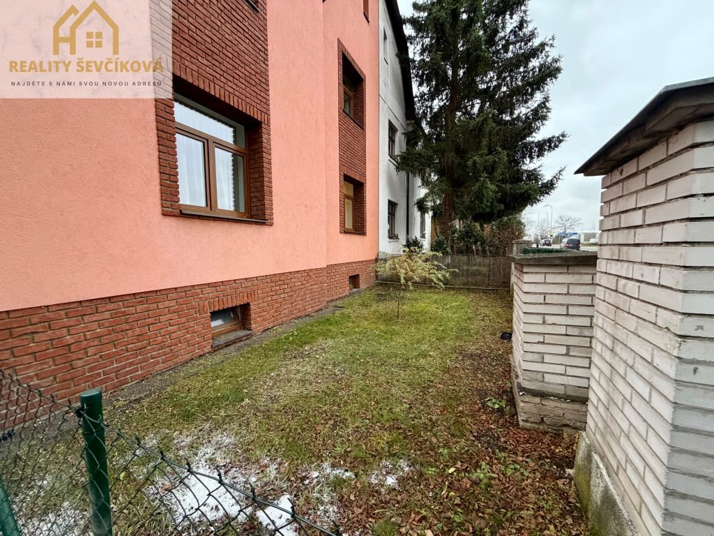 Pronájem 3+kk s parkovacím stáním a předzahrádkou, 90 m2 – Pouchovská