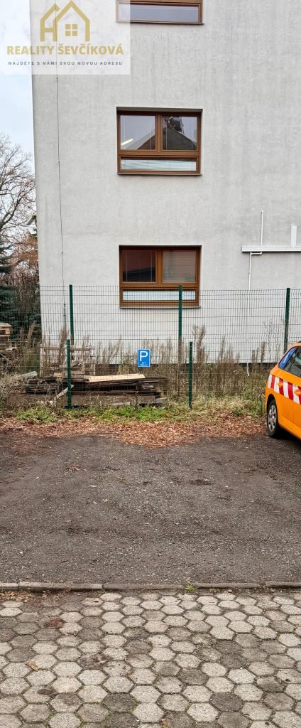 Pronájem 3+kk s parkovacím stáním a předzahrádkou, 90 m2 – Pouchovská